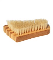 Fotfil Bambu med borste fr�n Naturkosmetikkompaniet. Avl�gsnar effektivt d�d hud fr�n dina f�tter och borstar dina fotnaglar rena.