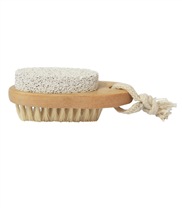 Nagelborste bambu fotmodell fr�n Naturkosmetikkompaniet. Hj�lper dig att v�rda dina f�tter som blir av med gammal hud p� detta s�tt. Reng�r �ven dina naglar effektivt.