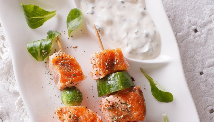 Laxspett med grnsaker p en tallrik med ss.