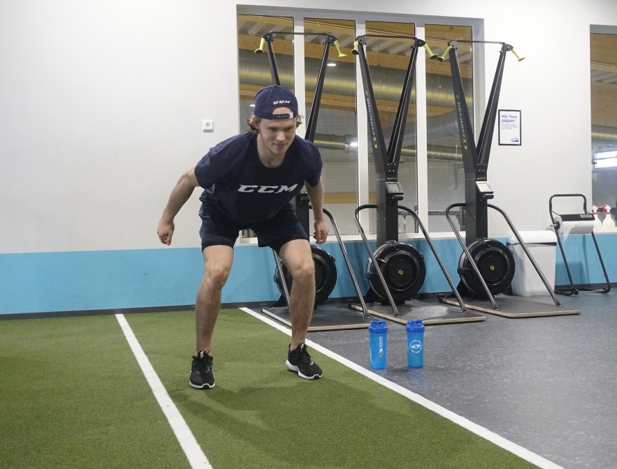 Leksands IF hockey utför 5-stegshopp för spänstighet. Leksands IF hockey utför 5-stegshopp för spänstighet.