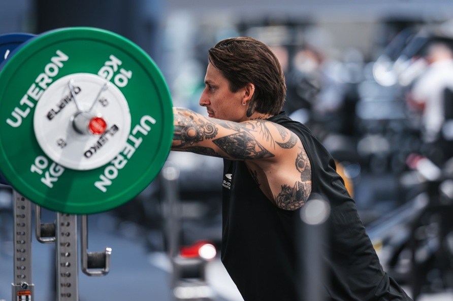 En man g�r sig redo f�r att utf�ra tr�nings�vningen kn�b�j.