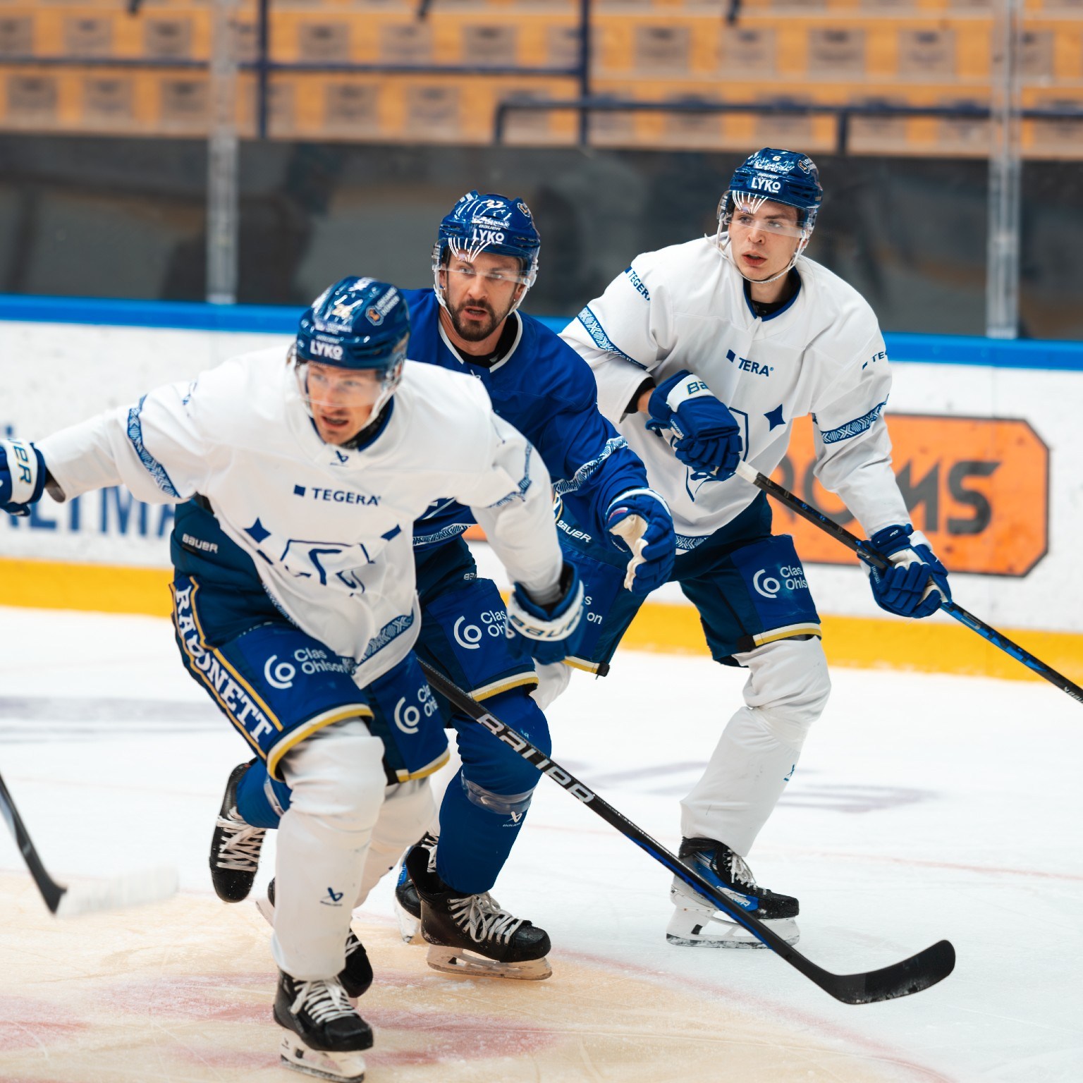 Tre hockeyspelare frn Leksands IF p isen.