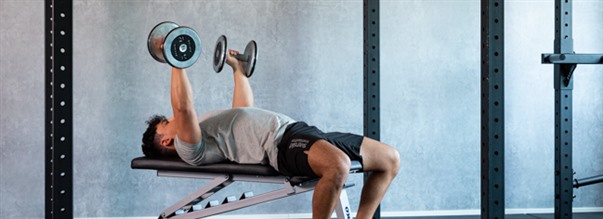 Hantelflyes (dumbbell flyes)