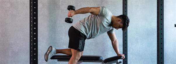 Kickback med hantel (dumbbell triceps kickback)