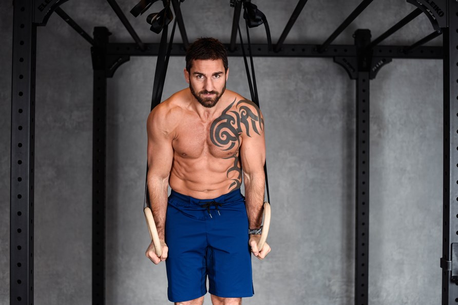 Peter Bláha tränar med ringar på gymmet Peter Bláha tränar med ringar på gymmet