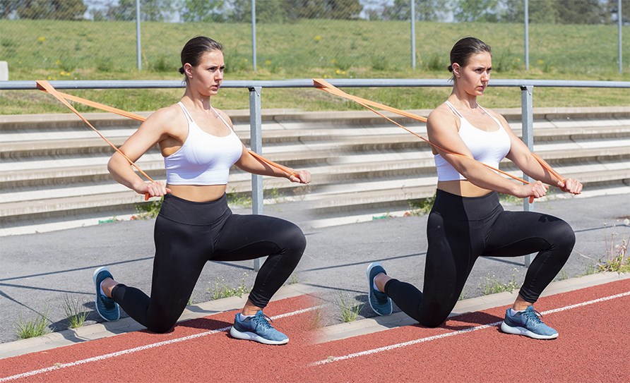 Träna bröst och axlar med gummiband - enkelt att ta med på semestern! Bröstpress med gummiband.