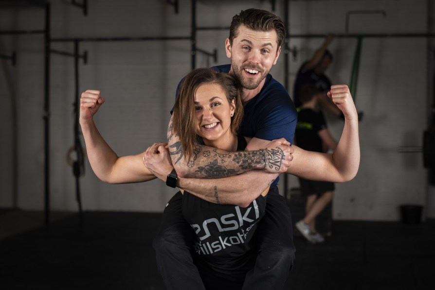 Man och kvinna i tr�ningsmilj� som ler stort. 