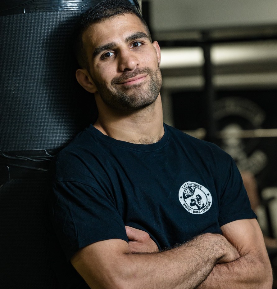 Agit Bilge st�r med korsade armar och ett leende.