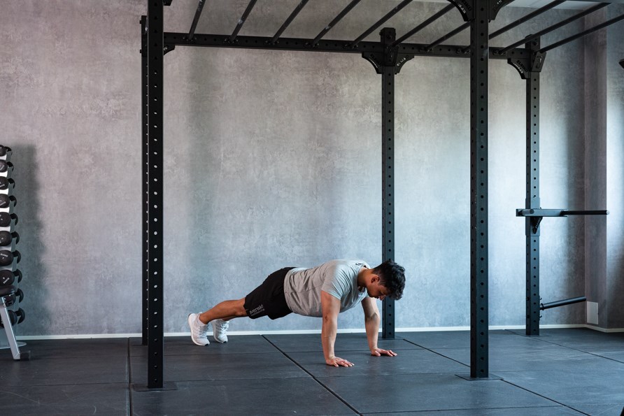 Man gör träningsövningen armhävningar. Man gör träningsövningen armhävningar.