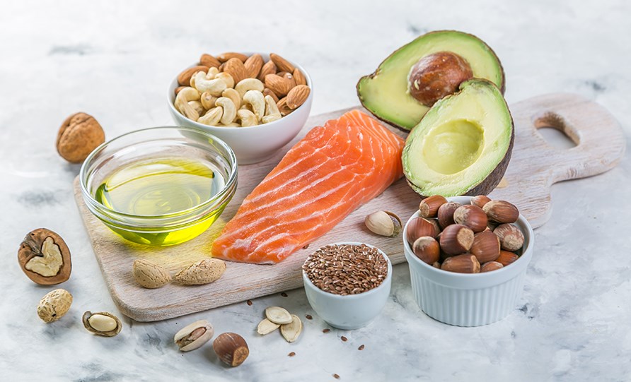 Lax, avokado, nötter och frön på en skärbräda. Lax, avokado, nötter och frön på en skärbräda.