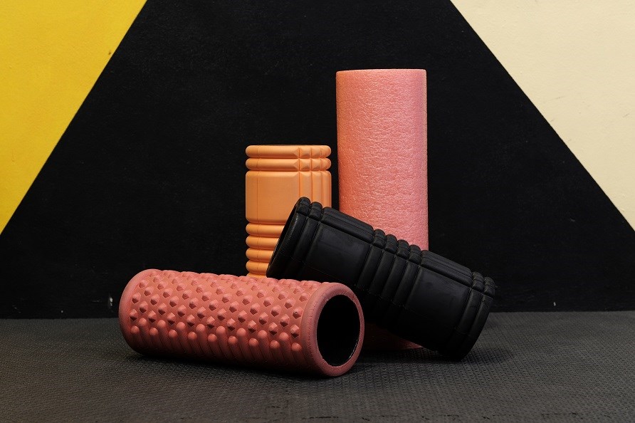 Fyra olika foam rollers p� gymmatta. 
