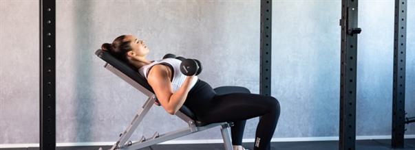 Baktlutad sittande hantelcurl (seated inlcline bicep curl)