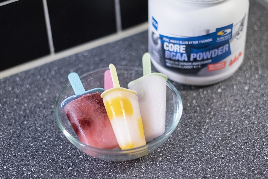 BCAA-glass tillsammans med BCAA-burk