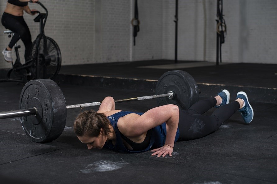 Kvinna i armh�vningsposition bredvid skivst�ng.