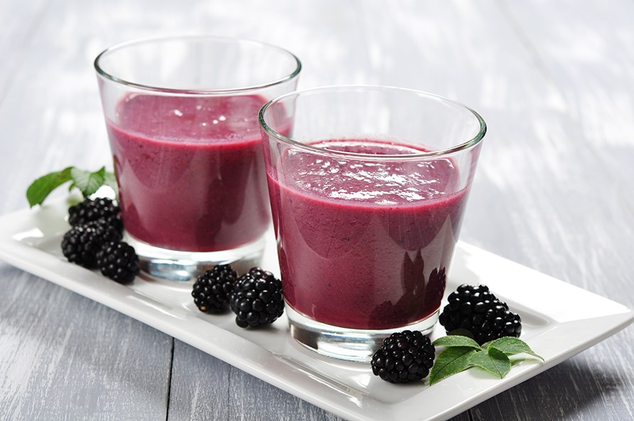 Smoothie p br upphlt i tv glas stendes p en vit tallrik, dekorerad med bjrnbr runtomkring.