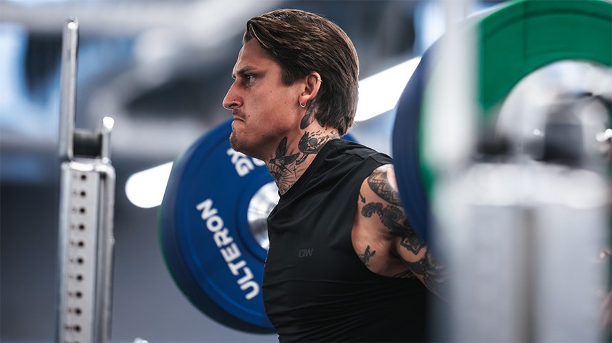 Man som k�r kn�b�j.