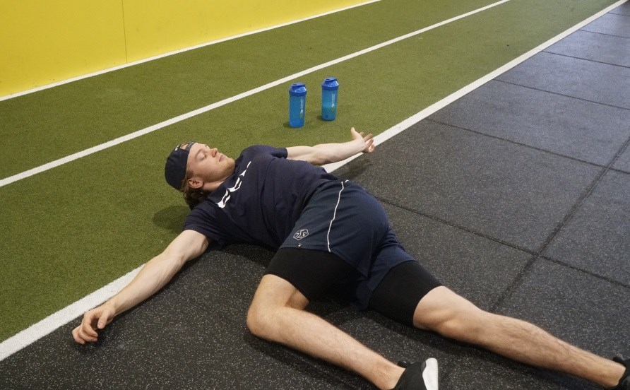 Leksands IF hockey stretchar bröstrygg för ökad rörlighet. Leksands IF hockey stretchar bröstrygg för ökad rörlighet.