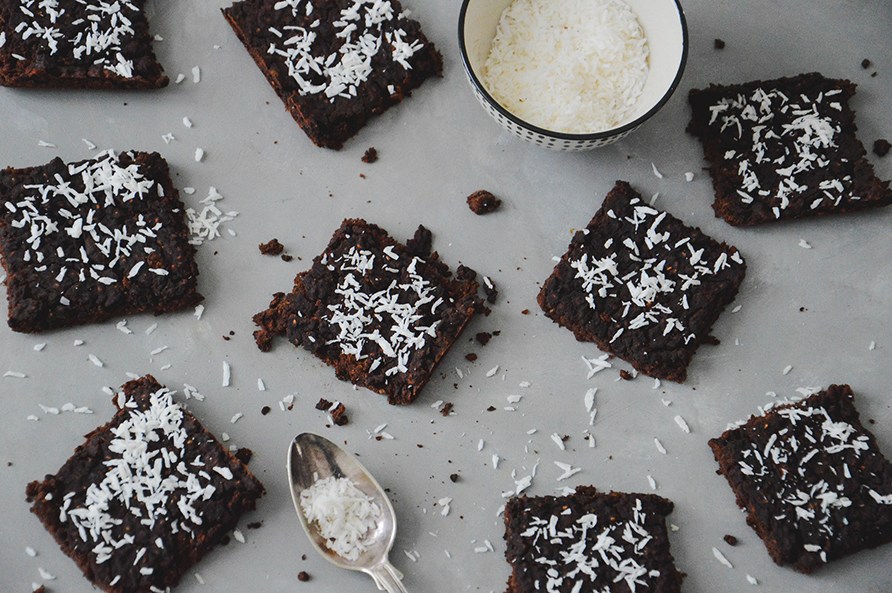 Nybakade brownies toppade med kokos.