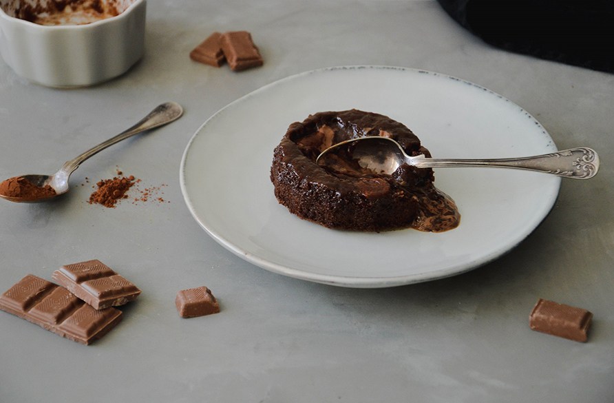 Chokladbomb p� en vit tallrik.