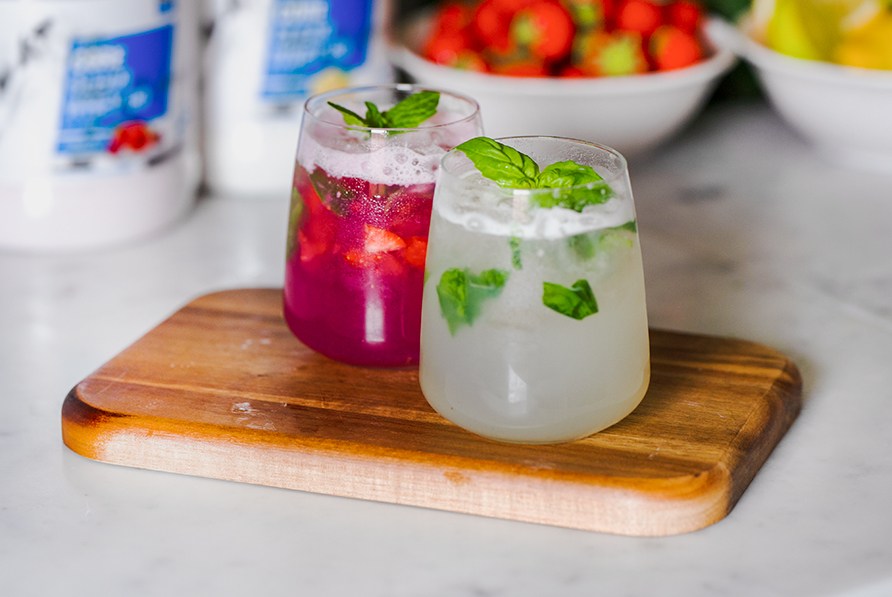 Tv clear whey moctails p en bricka, dekorerade med myntablad.