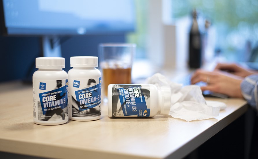 Core Vitamins, Core Omega-3 och Core Vitamin D3 2000 IE i paketet Coldkiller står på ett bord.