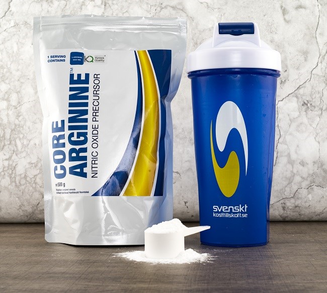 Produktbild på Svenskt Kosttilskotts egna Core Arginine samt en shaker.