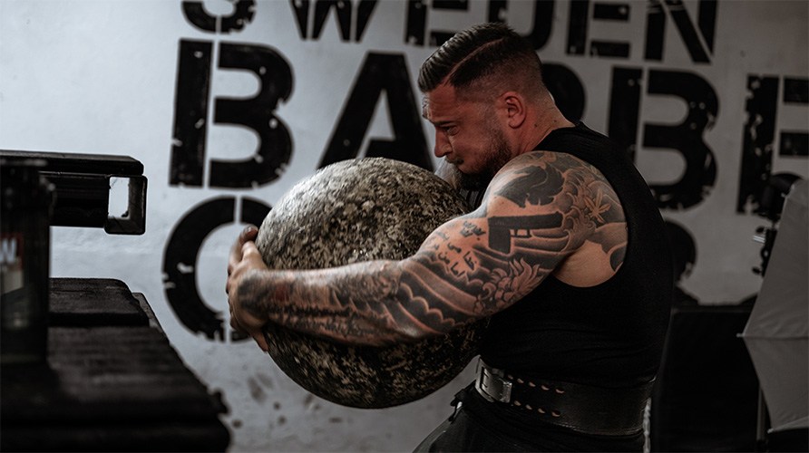 En man br en atlassten.