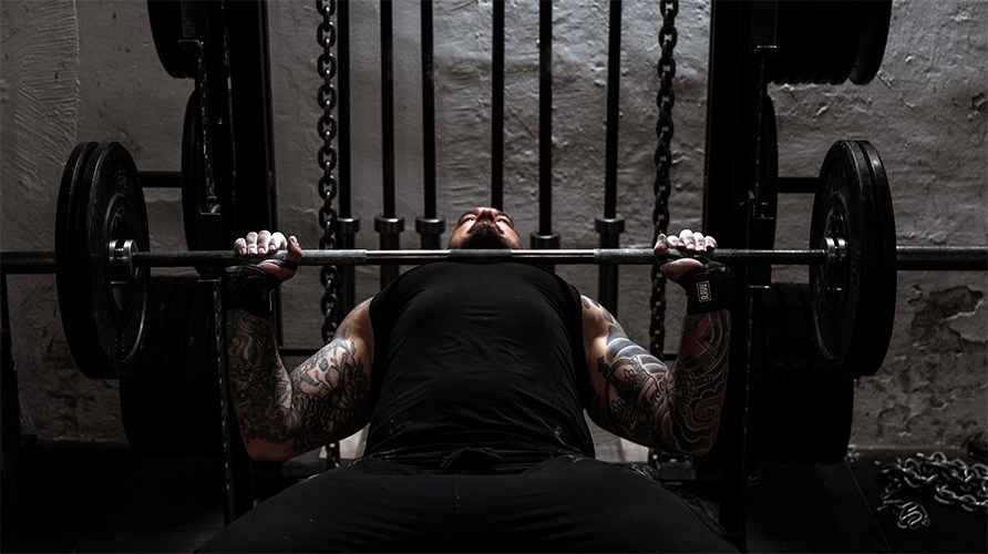 En man utfr trningsvningen bnkpress.