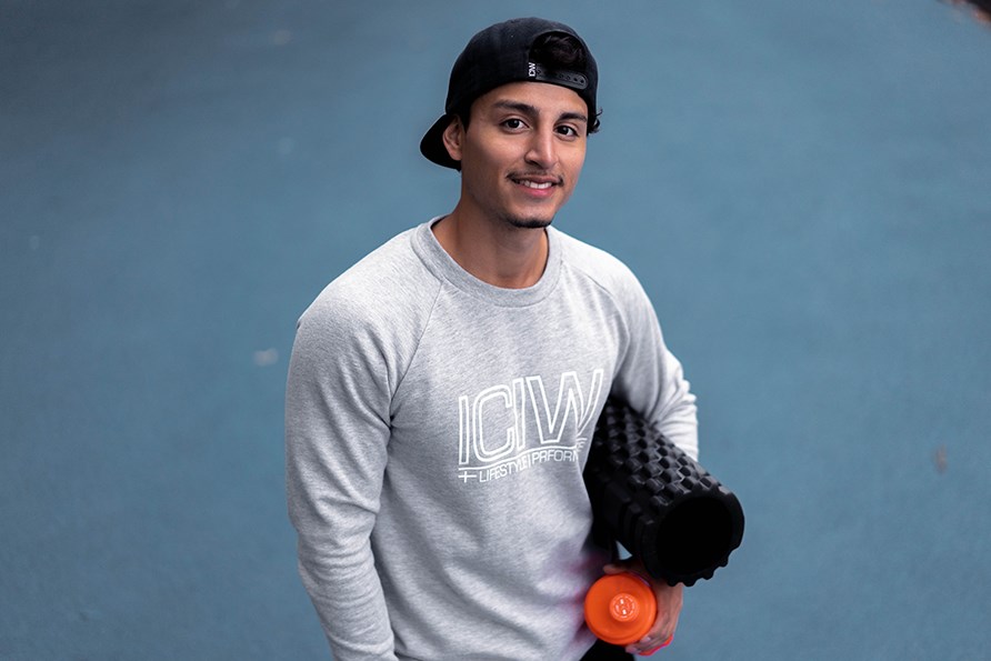 Bild på en man med svart keps på sig som tittar in i kameran och ler. Bild på en man med svart keps på sig som tittar in i kameran och ler.