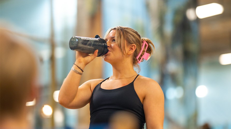 V�r ambassad�r My Eriksson dricker ur en shaker. Bakgrunden �r suddig. 