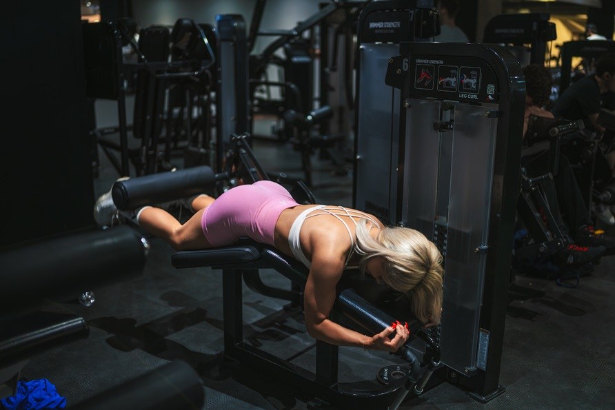 Kvinna gr vningen liggande lrcurl. 