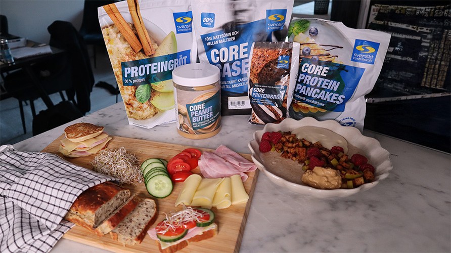 Nybakat br�d, pannkakor och p�l�gg p� en sk�rbr�da.