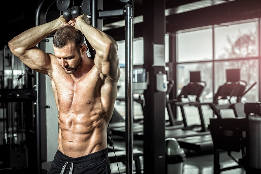 Man som trnar p gym.