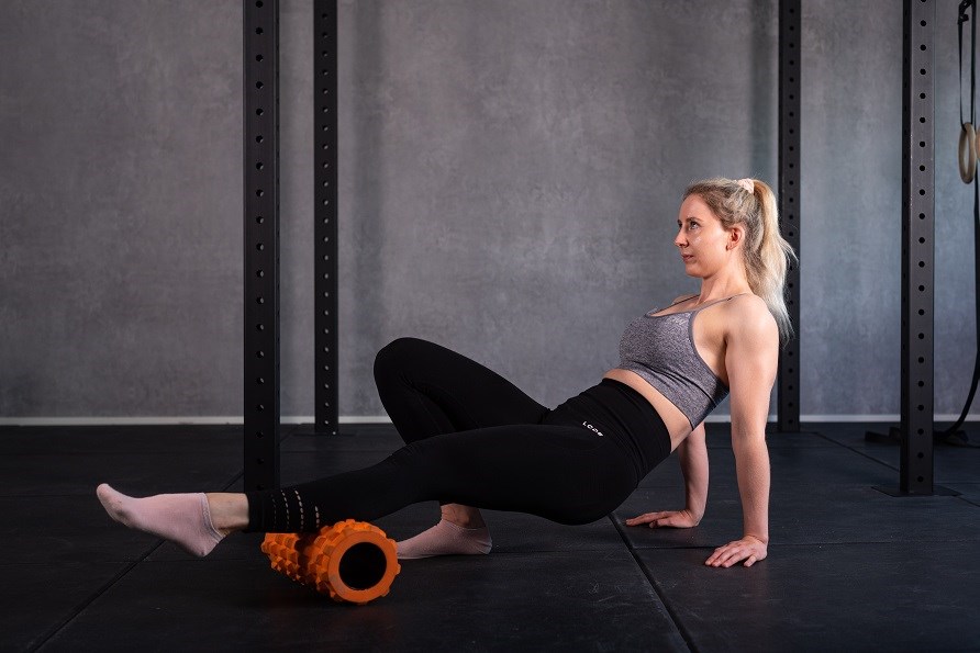 Tr�nande tjej anv�nder en faom roller f�r vaderna.