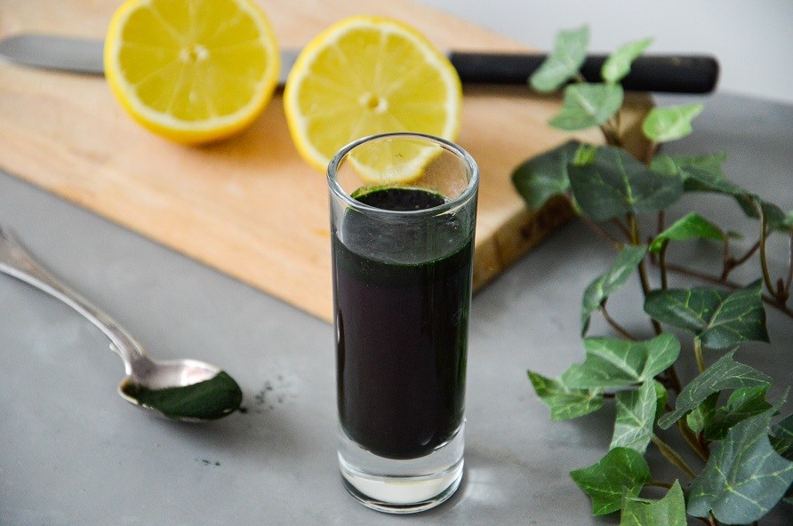 Ett glas med en grn shot.