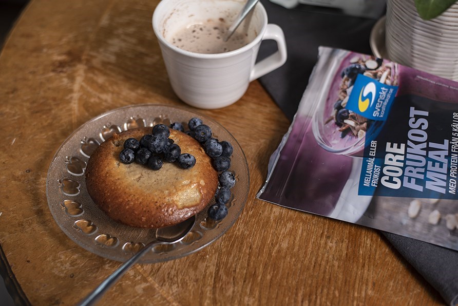 Ugnsbakad gr�t med f�rska bl�b�r p� en tallrik.