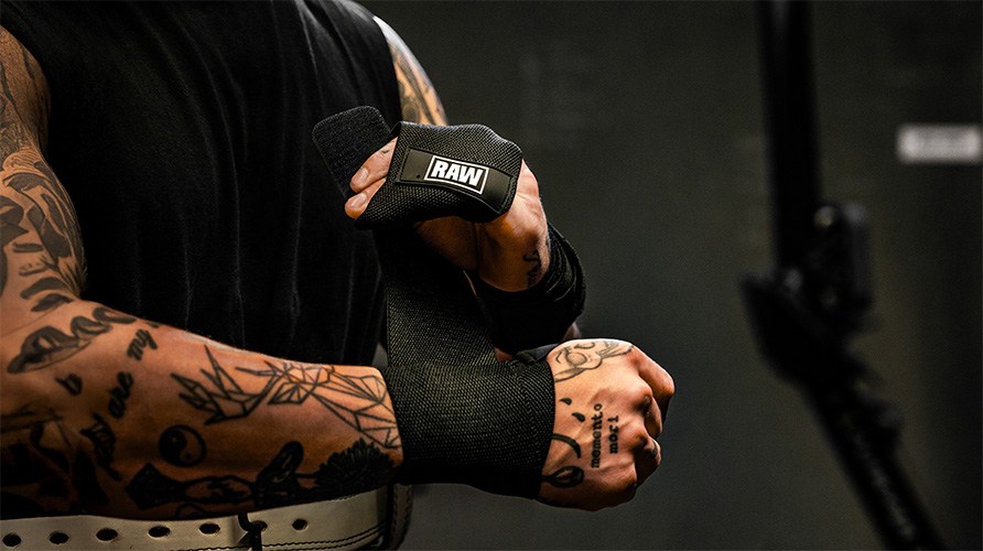 En person lindar handledslindor runt handlederna.