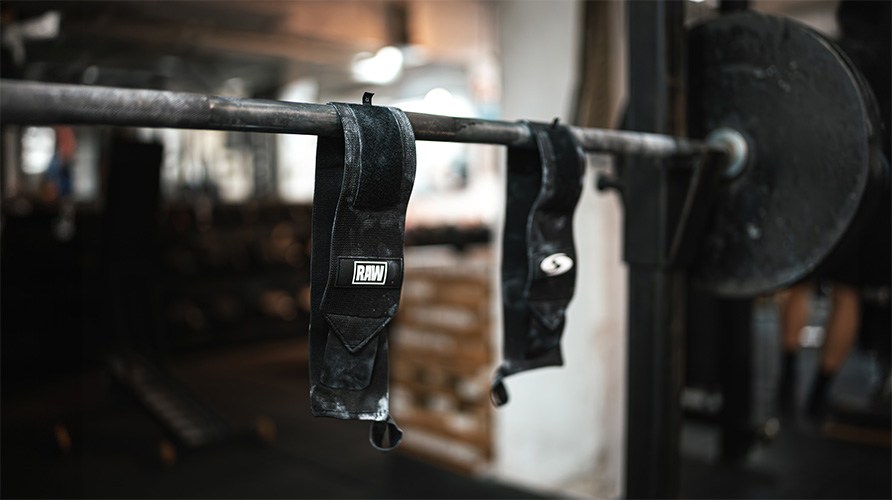 Tv� handledslindor h�nger p� en skivst�ng i gymmilj�.