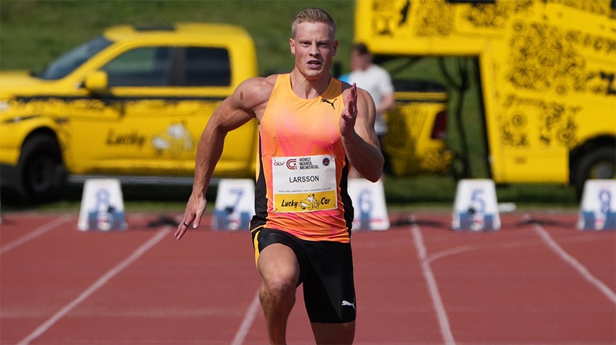 Henrik Larsson springer mot kameran p� en l�pbana.