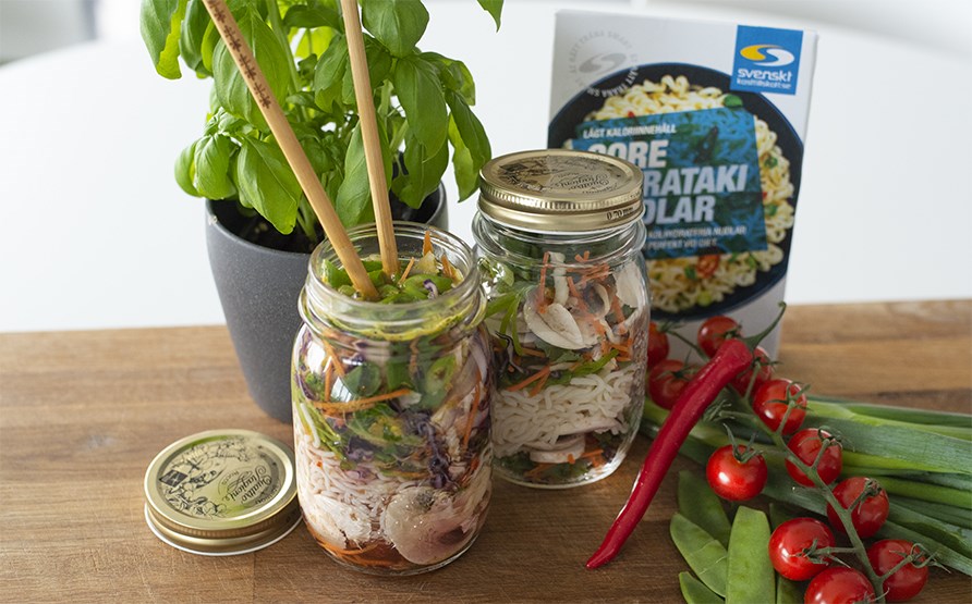 Hot Pot Jar med nudlar, champinjoner och grnsaker. Toppa med kyckling eller tofu.