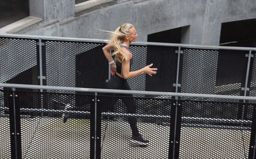 Bild på en kvinna som joggar Bild på en kvinna som joggar