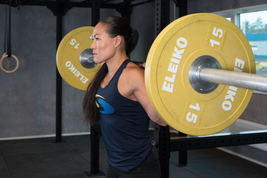 Jenny Adolfsson kombinerar tunga lyft med konditionsträning inför tävling Jenny Adolfsson är stark