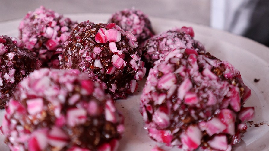 Juliga chokladbollar med polkagris.