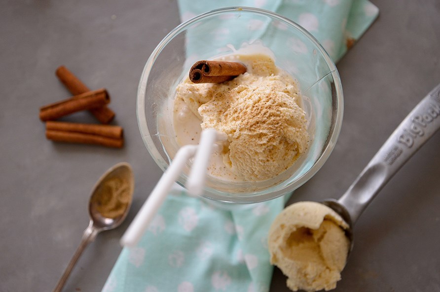 Milkshake i glas med kanelstnger.