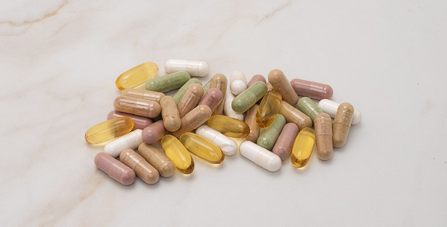 En hg med kosttillskottskapslar