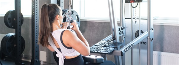 Latsdrag med smalt grepp (close grip lat pulldown)