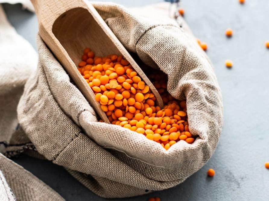 Röda linser i en tygkorg. Röda linser i en tygkorg.