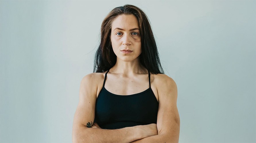 Thaiboxaren Lisa Melin Johansson, portrtt med en bltira.