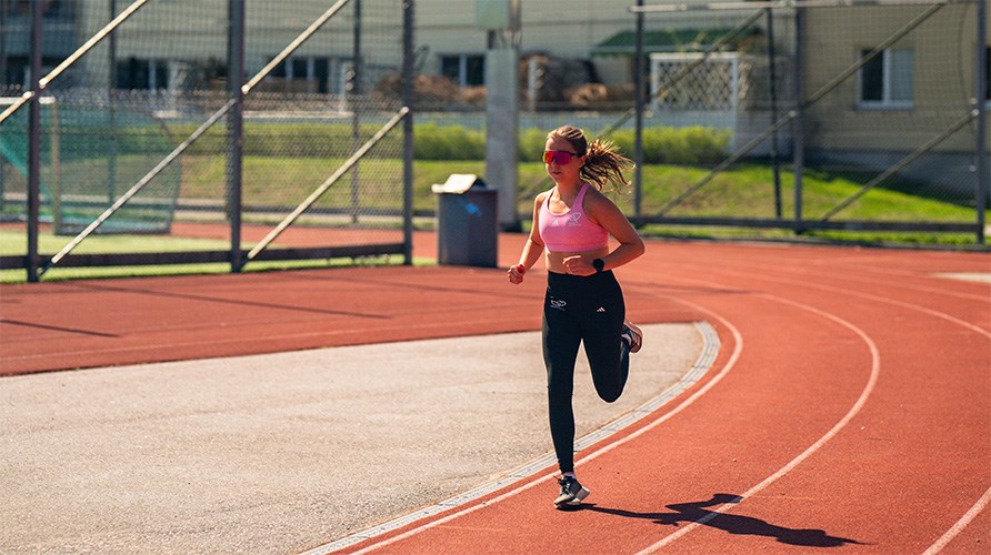 Josefine Johnsson l�per p� en bana.