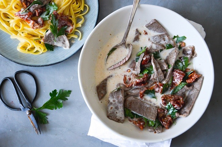 Spaghetti och en gryta med l�vbiff och soltorkade tomater.